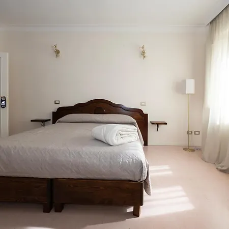 Palazzo Gessi And Breakfast B&B 보르기